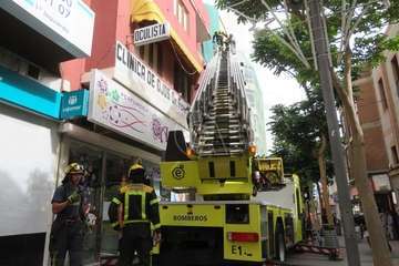 Intervención de los bomberos en el número 40 de la Avenida de la Constitución en Los Llanos de Telde/TA.